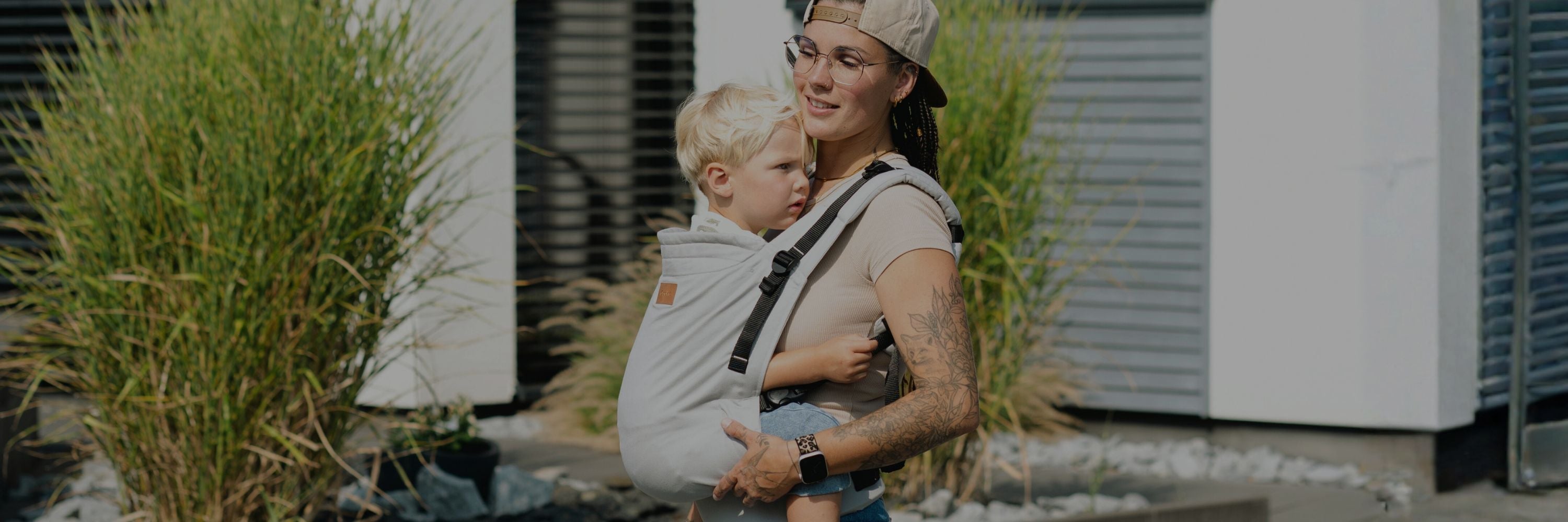 Qookie Ultimo - Toddler Trage mit Magnetschnallen - ab 6 Monate bis 25kg