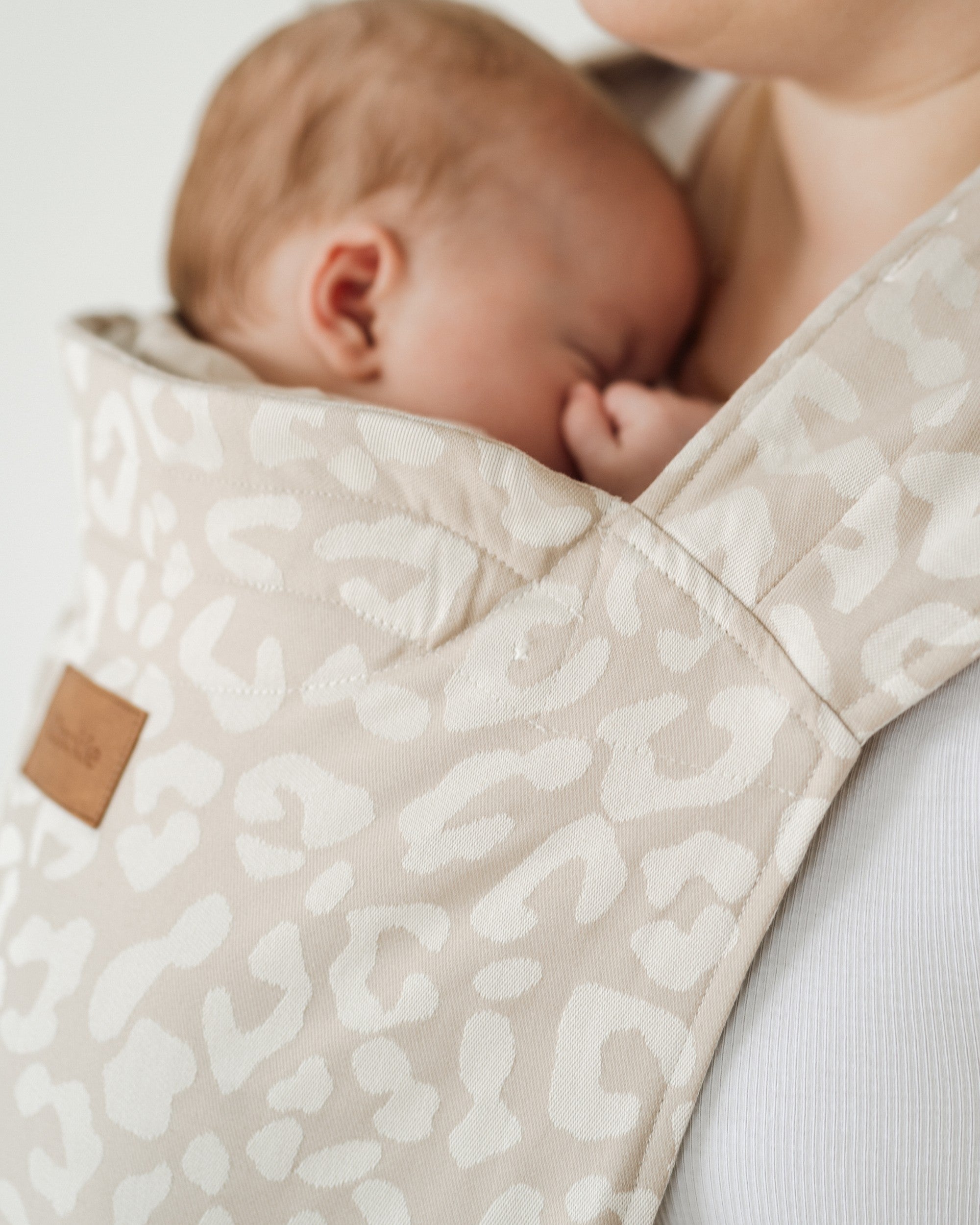 Qookie Vario - Full Buckle Baby Carrier - Leo Beige
